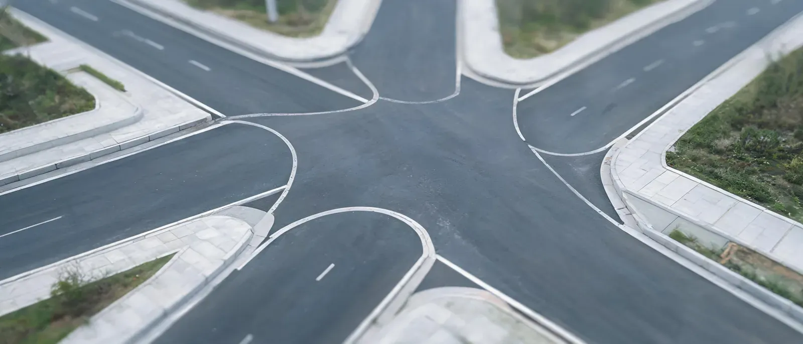 岔路口的俯拍照片，三条道路走向不同方向