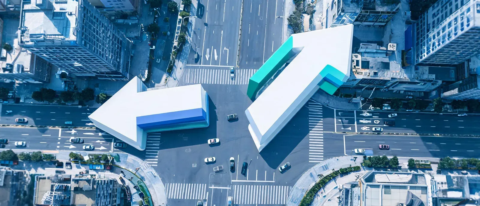 城市十字路口俯拍，上方悬浮着两个指向不同方向的立体箭头