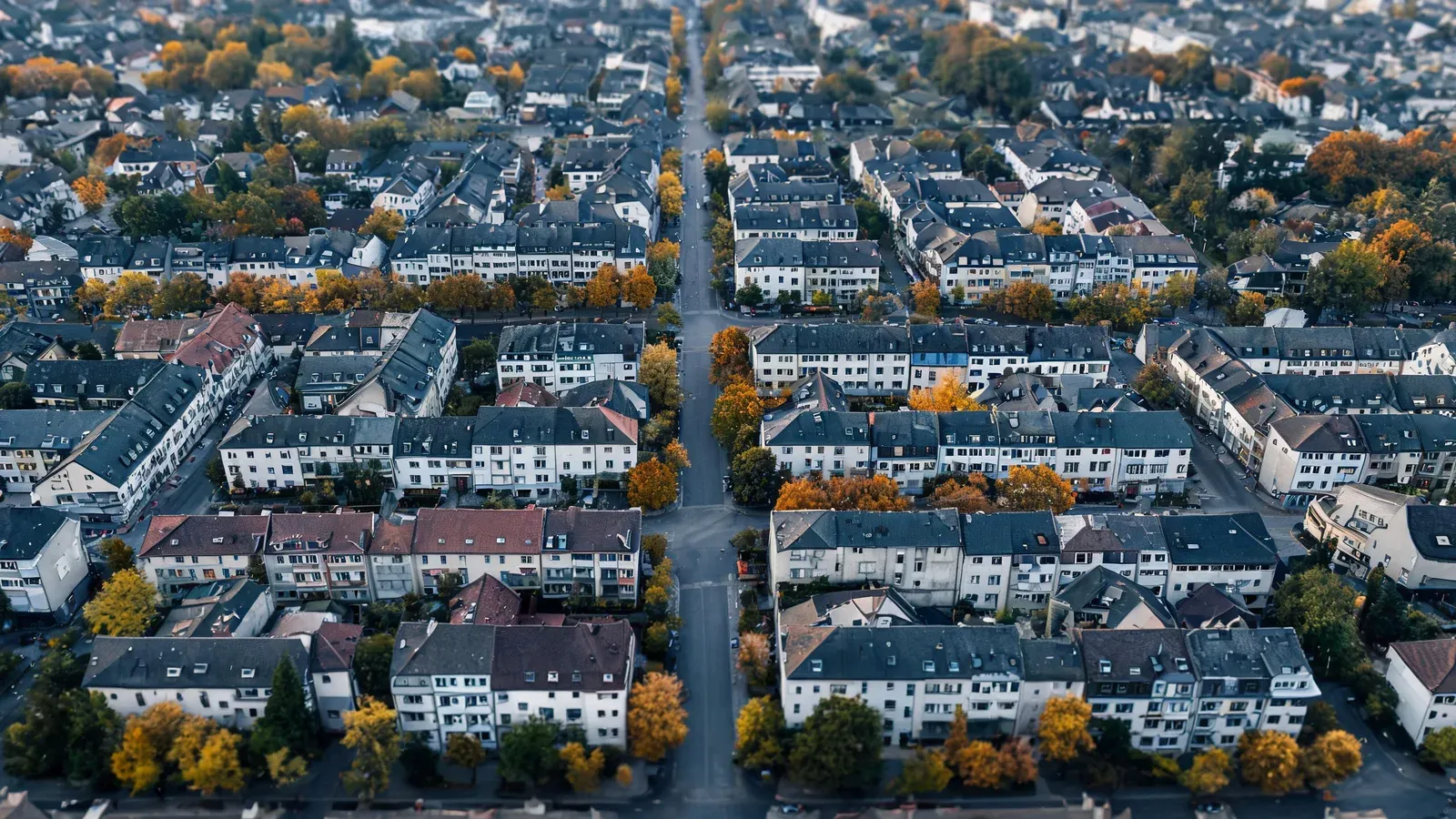 德国城市街区的航拍照片，规整的建筑排列