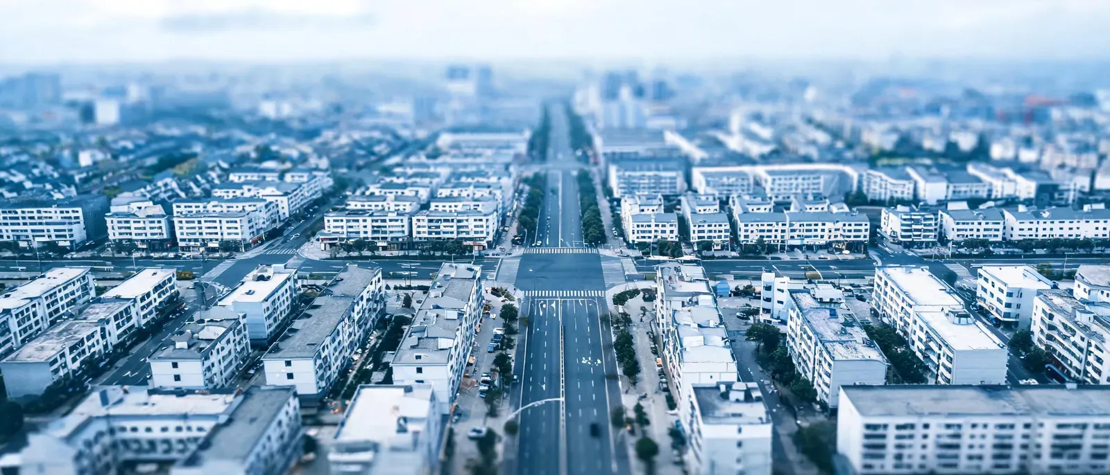 城市街区的高空俯拍照片，道路网格清晰