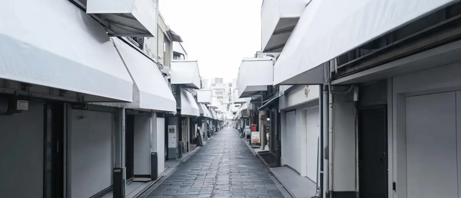 日本商业街的照片，密集的店铺招牌与狭窄通道