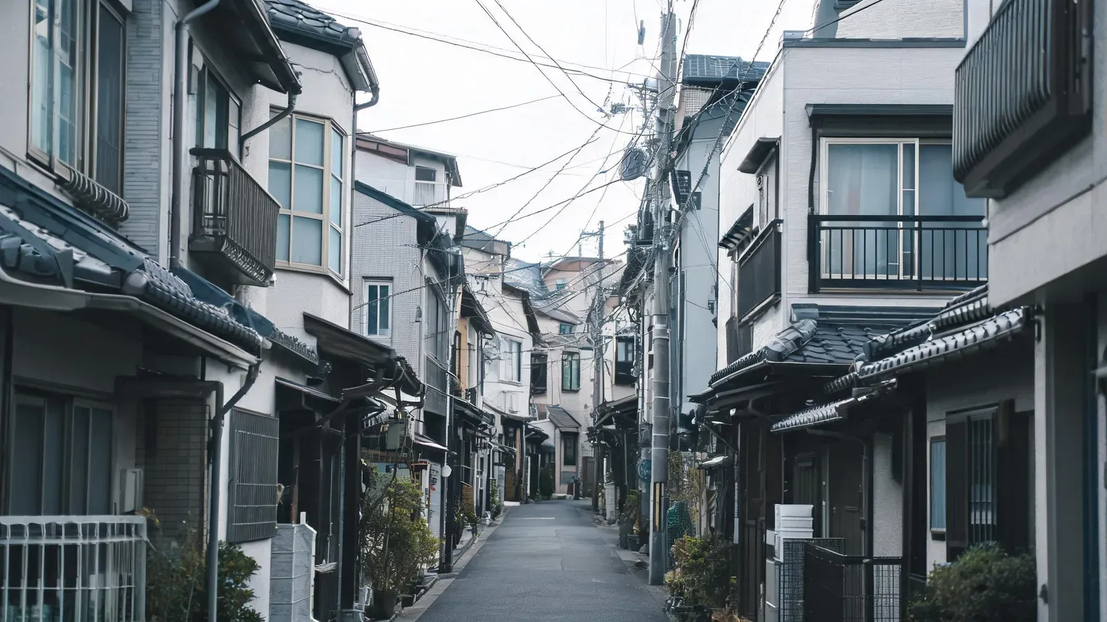 日本城市街道的照片，密集的低层建筑与狭窄街巷